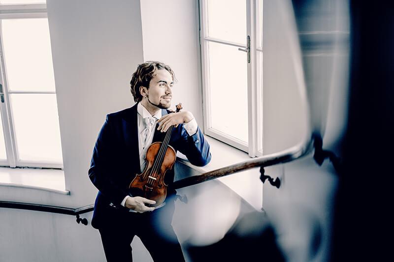 Giuseppe Gibboni with his violin